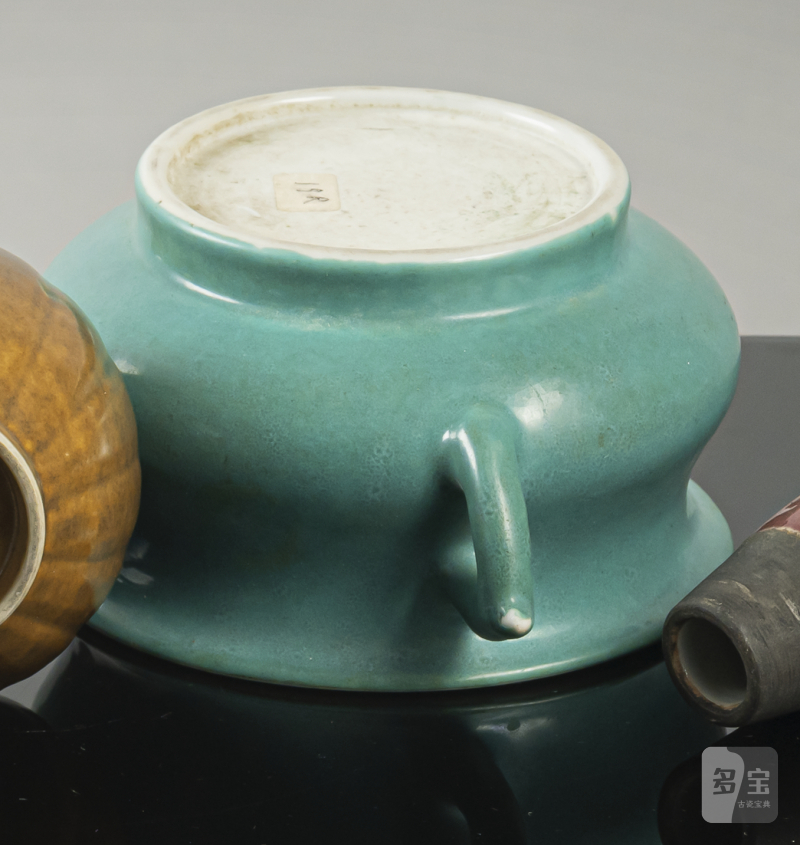 A blue-green glazed twin-handled porcelain censer - 图3